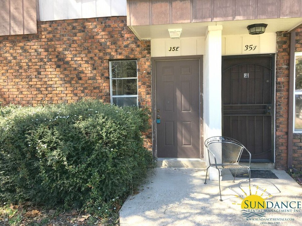 35 E 10th St in Shalimar, FL - Foto de edificio