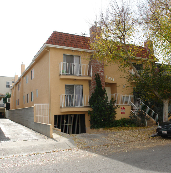 11214 Huston St in North Hollywood, CA - Building Photo - Building Photo