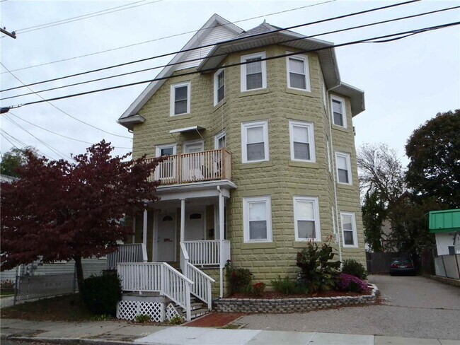7 Sprague Ave in Cranston, RI - Building Photo - Building Photo