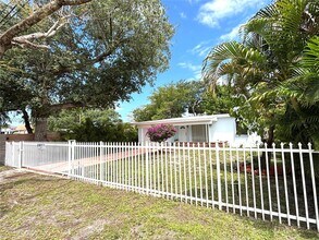 151 NW 165th St in Miami, FL - Building Photo - Building Photo