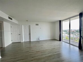 900 SW 8th St, Unit 1505 in Miami, FL - Building Photo - Building Photo