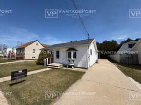 3009 Jackson St in Two Rivers, WI - Building Photo