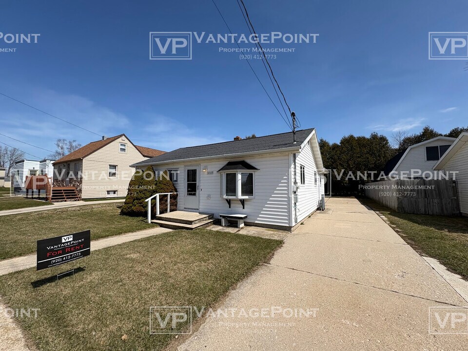 3009 Jackson St in Two Rivers, WI - Building Photo