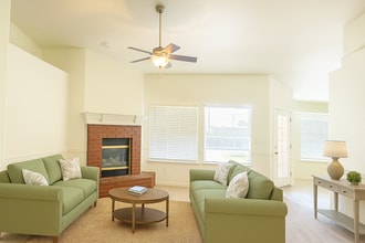 1077 W Saffron St in Hanford, CA - Building Photo - Building Photo