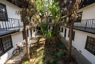 7056 Lanewood Ave in Los Angeles, CA - Building Photo - Building Photo