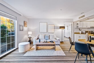 Bridgewater Court in Bridgewater, NJ - Foto de edificio - Building Photo