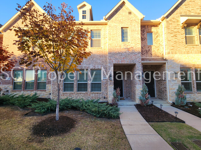 1532 Windermere Wy in Farmers Branch, TX - Foto de edificio - Building Photo