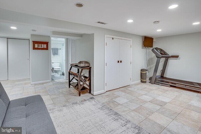 204 W Uhler Terrace in Alexandria, VA - Building Photo - Building Photo