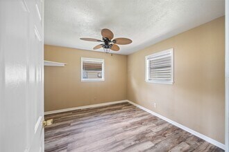 7102 Terrasso Dr in Hitchcock, TX - Building Photo - Building Photo