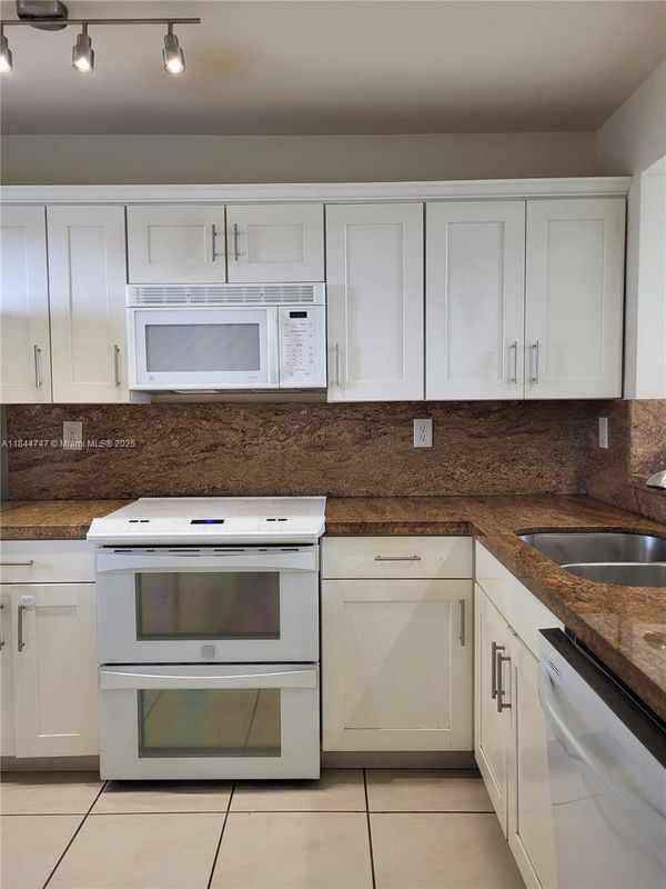 10155 NW 9th St Cir in Miami, FL - Building Photo - Building Photo