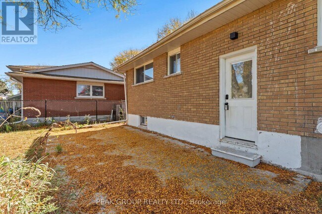 8816 Roosevelt Ave in Niagara Falls, ON - Building Photo - Building Photo