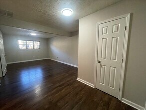 3015 Cascade Manor Dr in Decatur, GA - Building Photo - Building Photo