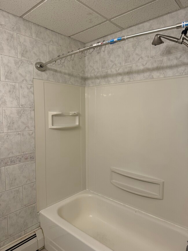 22 Woonsocket Hill Rd, Unit 1F in North Smithfield, RI - Building Photo - Building Photo
