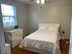 9015 Westchester Cir in Tampa, FL - Building Photo