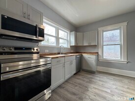 44 Sinawoy Rd in Greenwich, CT - Building Photo