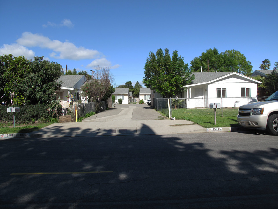 15075 Polk St in Sylmar, CA - Foto de edificio