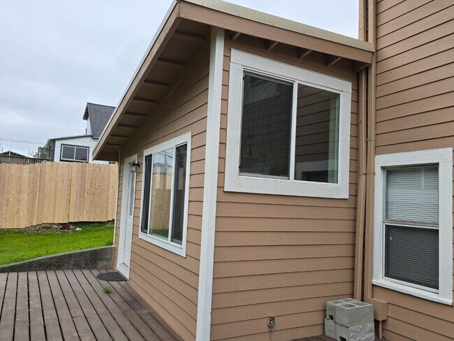 680 7th St in Crescent City, CA - Building Photo - Building Photo