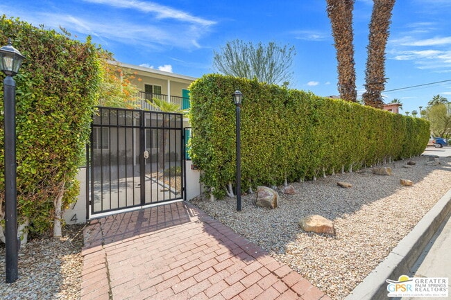 1674 Vía Salida in Palm Springs, CA - Building Photo - Building Photo