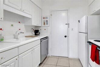 220 Seaview Ct in Marco Island, FL - Building Photo - Building Photo