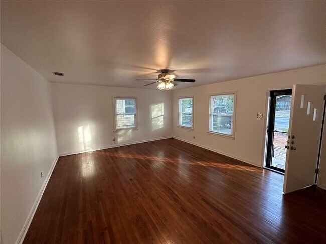 609 W N Loop Blvd in Austin, TX - Building Photo - Building Photo