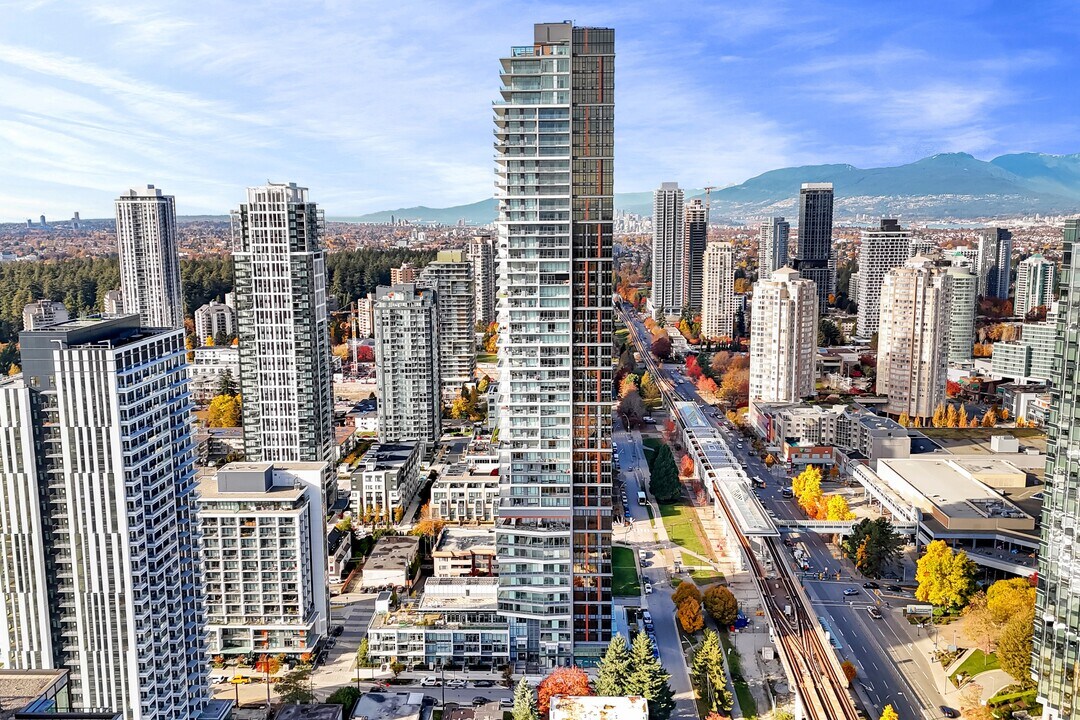 6511 Sussex Ave in Burnaby, BC - Building Photo