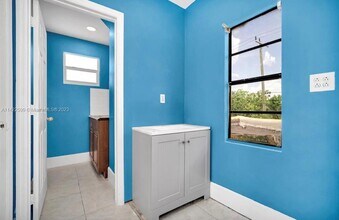 613 Sharar Ave-Unit -2 in Opa Locka, FL - Building Photo - Building Photo