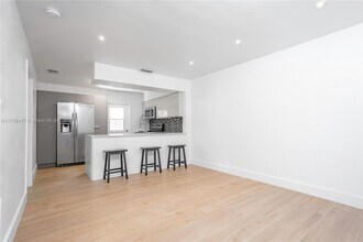 3340 NE 13th Ave-Unit -3340 in Oakland Park, FL - Foto de edificio - Building Photo