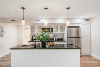 18 Whitney Ave in Cambridge, MA - Foto de edificio - Building Photo