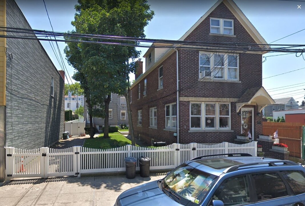 6038 56th Dr in Maspeth, NY - Foto de edificio