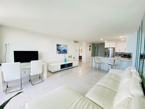 3140 S Ocean Dr, Unit PENTHOUSE in Hallandale Beach, FL - Building Photo - Building Photo