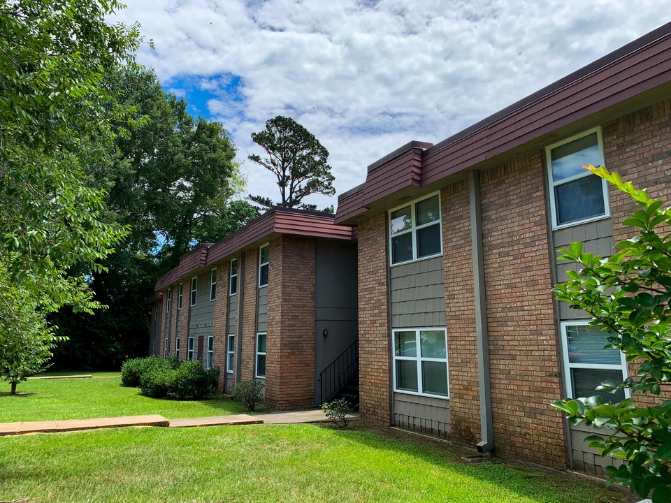 Pine Wood Apartments in Marshall, TX - Building Photo