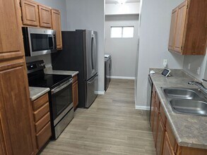 501 Gibson Dr in Roseville, CA - Building Photo - Building Photo