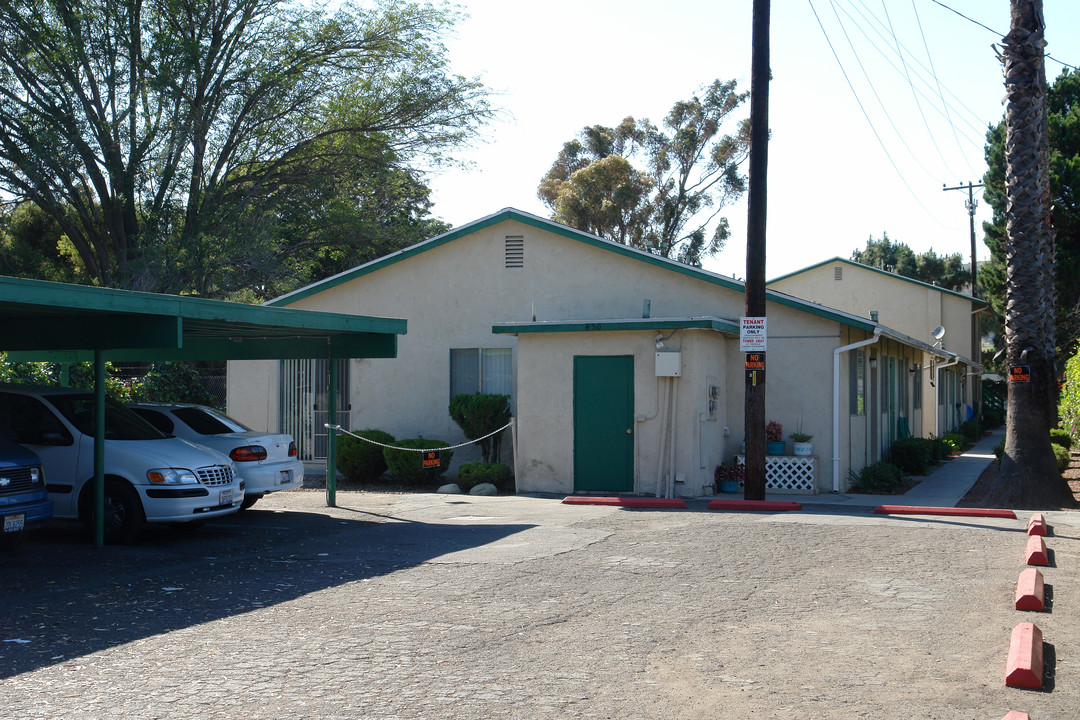 450 Acacia Rd in Santa Paula, CA - Building Photo