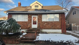 75 Ingraham St in Hempstead, NY - Building Photo