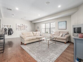 350 W Broadway, Unit 3 in Boston, MA - Building Photo - Building Photo