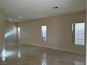 812 Royal Birch Ln in Las Vegas, NV - Building Photo - Building Photo