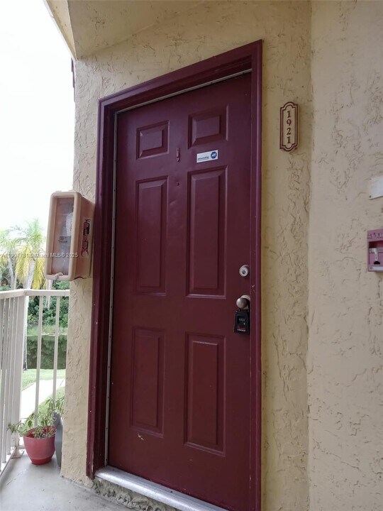 595 Vista Isles Dr in Plantation, FL - Foto de edificio