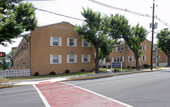 Plaza Garden Apartments in Secaucus, NJ - Building Photo - Building Photo