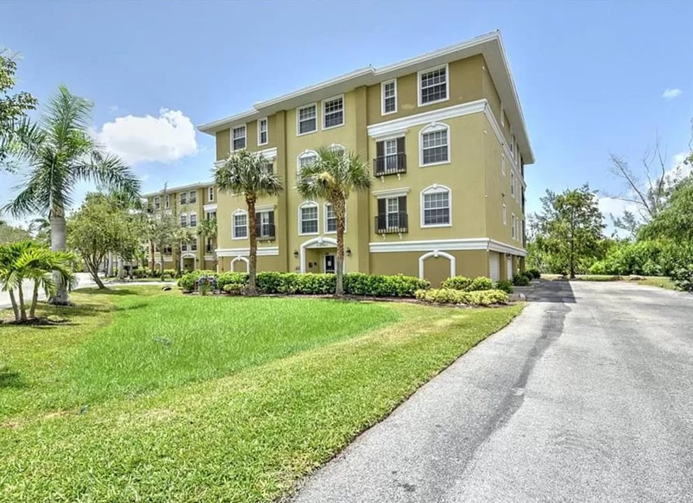 10060 Lake Cove Dr in Ft. Myers, FL - Building Photo