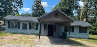 2300 Pearce Ave in Albany, GA - Building Photo