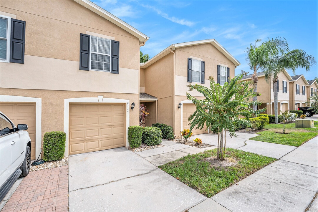 8431 Edgewater Place Blvd in Tampa, FL - Foto de edificio