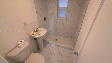 317 W 36th St-Unit -2 in Hialeah, FL - Building Photo - Building Photo