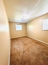 1413 W Maple Ave in Independence, MO - Foto de edificio - Building Photo