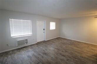 6373 Gateway Ave in Sarasota, FL - Building Photo - Building Photo