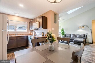 1107 NE HUNTMASTER Ter NE-Unit -301 in Leesburg, VA - Building Photo - Building Photo