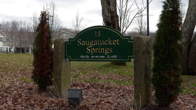 Saugatucket Springs in Hopkinton, RI - Foto de edificio - Building Photo