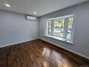 144 Sequoia Dr in Coram, NY - Foto de edificio - Building Photo