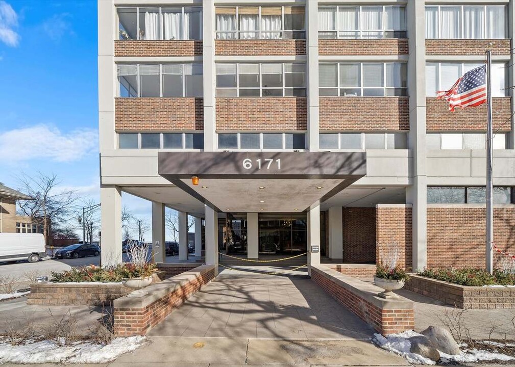 6171 N Sheridan Rd, Unit 1712 in Chicago, IL - Building Photo