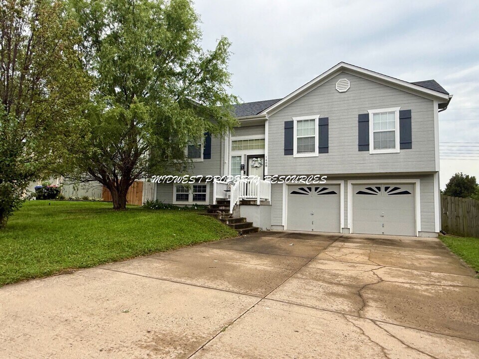 1408 Bayberry Dr in Greenwood, MO - Building Photo