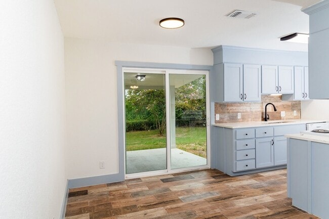 811 Matchett St, Unit B in Brenham, TX - Foto de edificio - Building Photo